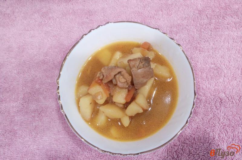 Фото приготовление рецепта: Густой суп с куриным окорочком и соевым соусом шаг №10