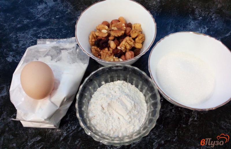 Фото приготовление рецепта: Ванильные кексы с орехами и изюмом шаг №1