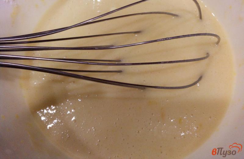 Фото приготовление рецепта: Ванильные кексы с орехами и изюмом шаг №5