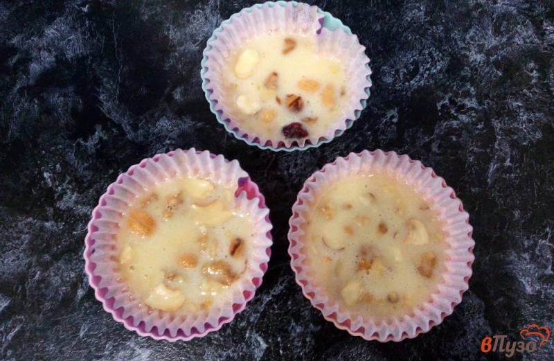 Фото приготовление рецепта: Ванильные кексы с орехами и изюмом шаг №7