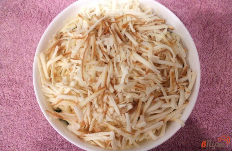 Фото приготовление рецепта: Слоеный салат с копченым сыром и фасолью шаг №7