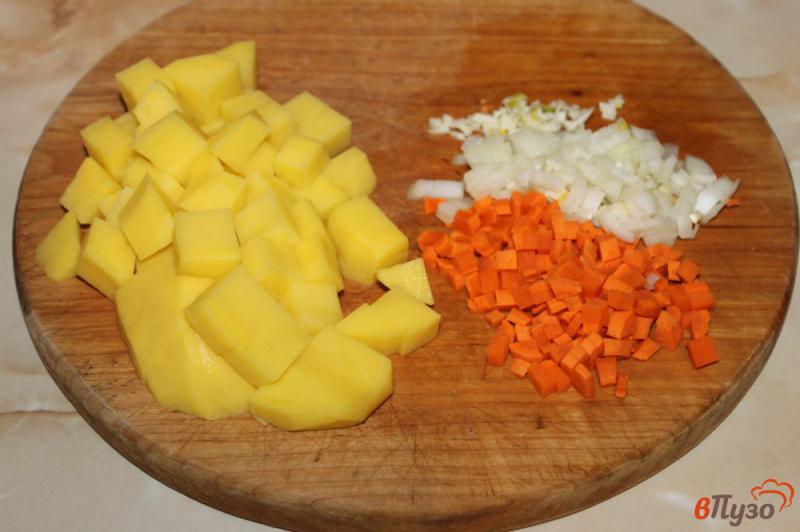 Фото приготовление рецепта: Сырный суп с копченым мясом шаг №1
