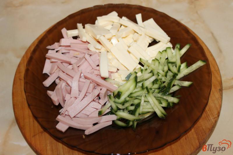 Фото приготовление рецепта: Блины с колбасой, сыром и свежим огурцом шаг №3