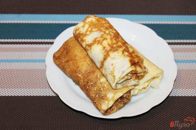 Фото приготовление рецепта: Блины с колбасой, сыром и свежим огурцом шаг №5