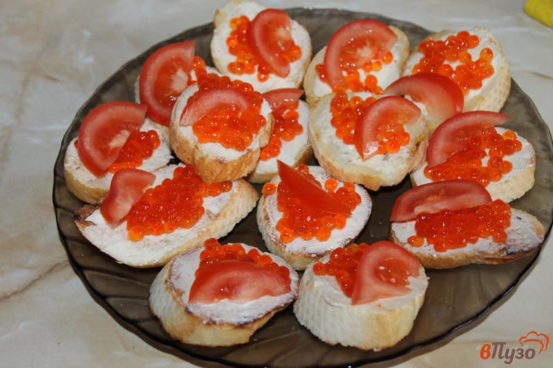 Фото приготовление рецепта: Бутерброды с красной икрой и помидором шаг №4