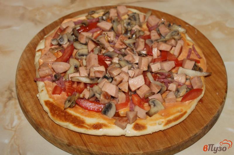 Фото приготовление рецепта: Пицца на сковороде с вареной колбасой и грибами шаг №2