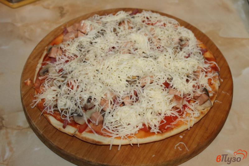 Фото приготовление рецепта: Пицца на сковороде с вареной колбасой и грибами шаг №3