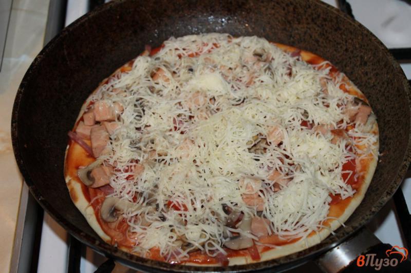 Фото приготовление рецепта: Пицца на сковороде с вареной колбасой и грибами шаг №4