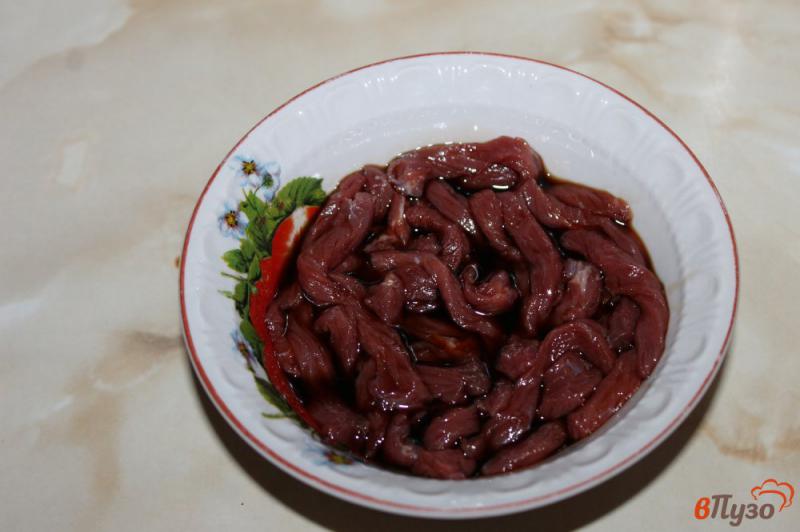 Фото приготовление рецепта: Спагетти с телятиной, грибами и оливками шаг №1