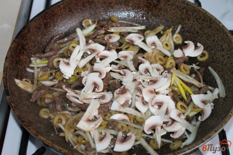 Фото приготовление рецепта: Спагетти с телятиной, грибами и оливками шаг №3