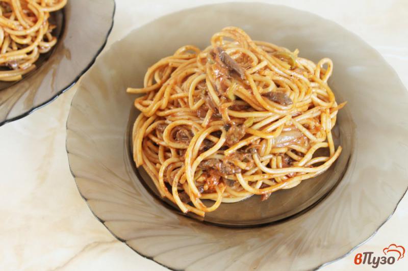 Фото приготовление рецепта: Спагетти с телятиной, грибами и оливками шаг №6