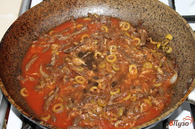 Фото приготовление рецепта: Спагетти с телятиной, грибами и оливками шаг №4