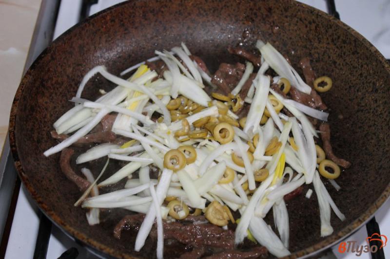 Фото приготовление рецепта: Спагетти с телятиной, грибами и оливками шаг №2