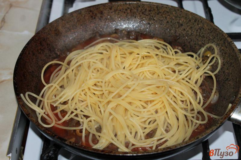 Фото приготовление рецепта: Спагетти с телятиной, грибами и оливками шаг №5