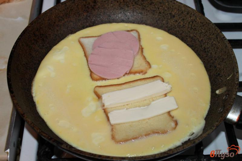 Фото приготовление рецепта: Тосты в яйце с колбасой и сыром шаг №3
