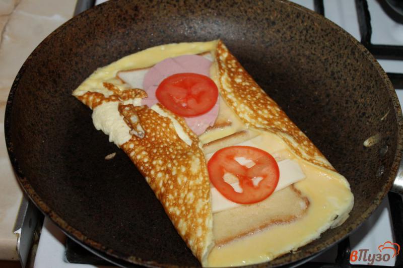Фото приготовление рецепта: Тосты в яйце с колбасой и сыром шаг №4
