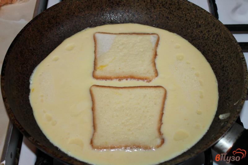 Фото приготовление рецепта: Тосты в яйце с колбасой и сыром шаг №2