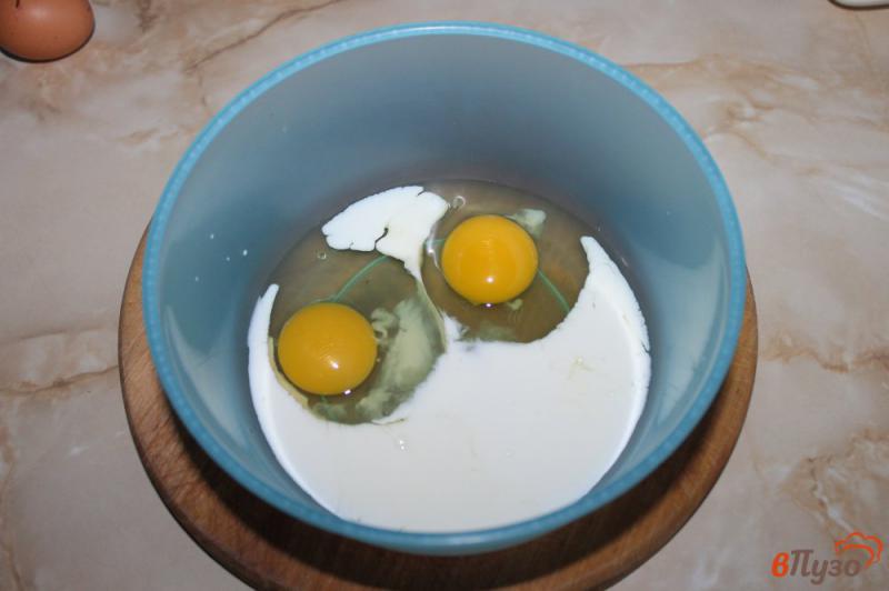 Фото приготовление рецепта: Тосты в яйце с колбасой и сыром шаг №1