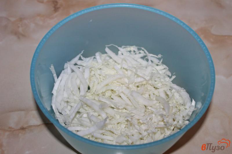 Фото приготовление рецепта: Салат из пекинской капусты с кукурузой колбасой и сыром шаг №1