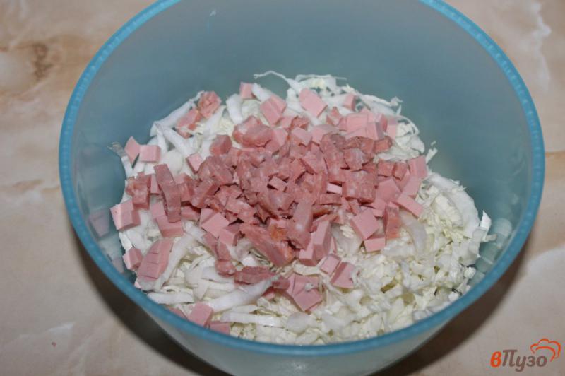 Фото приготовление рецепта: Салат из пекинской капусты с кукурузой колбасой и сыром шаг №2