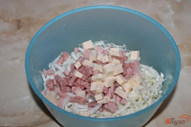 Фото приготовление рецепта: Салат из пекинской капусты с кукурузой колбасой и сыром шаг №3