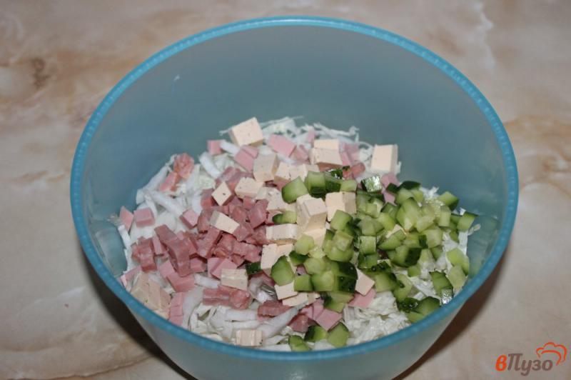 Фото приготовление рецепта: Салат из пекинской капусты с кукурузой колбасой и сыром шаг №4