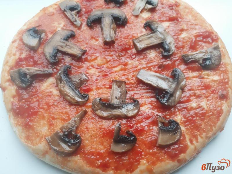 Фото приготовление рецепта: Пицца грибная шаг №4