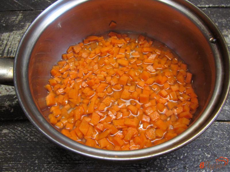 Фото приготовление рецепта: Тушеная морковь с рисом и черносливом шаг №1