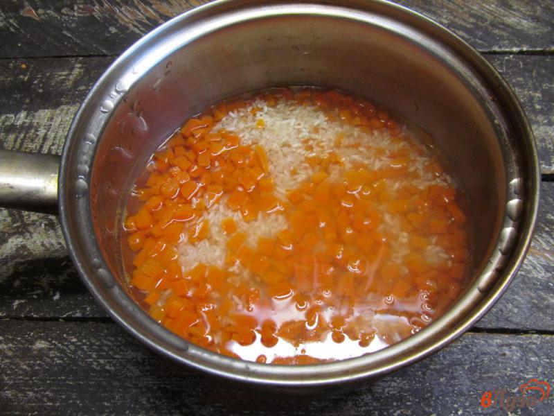 Фото приготовление рецепта: Тушеная морковь с рисом и черносливом шаг №5