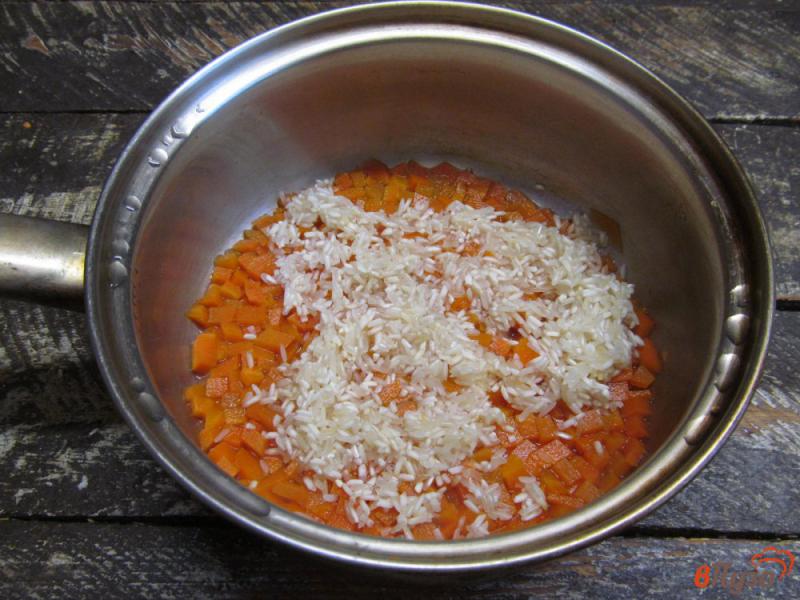 Фото приготовление рецепта: Тушеная морковь с рисом и черносливом шаг №4