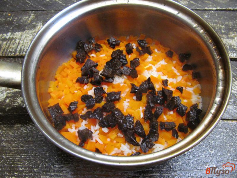 Фото приготовление рецепта: Тушеная морковь с рисом и черносливом шаг №6
