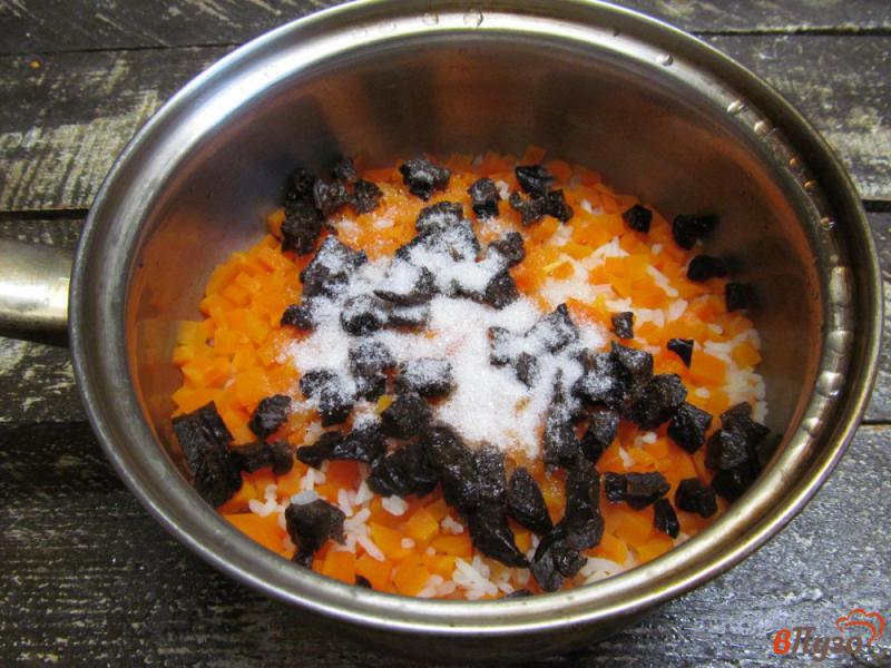 Фото приготовление рецепта: Тушеная морковь с рисом и черносливом шаг №7
