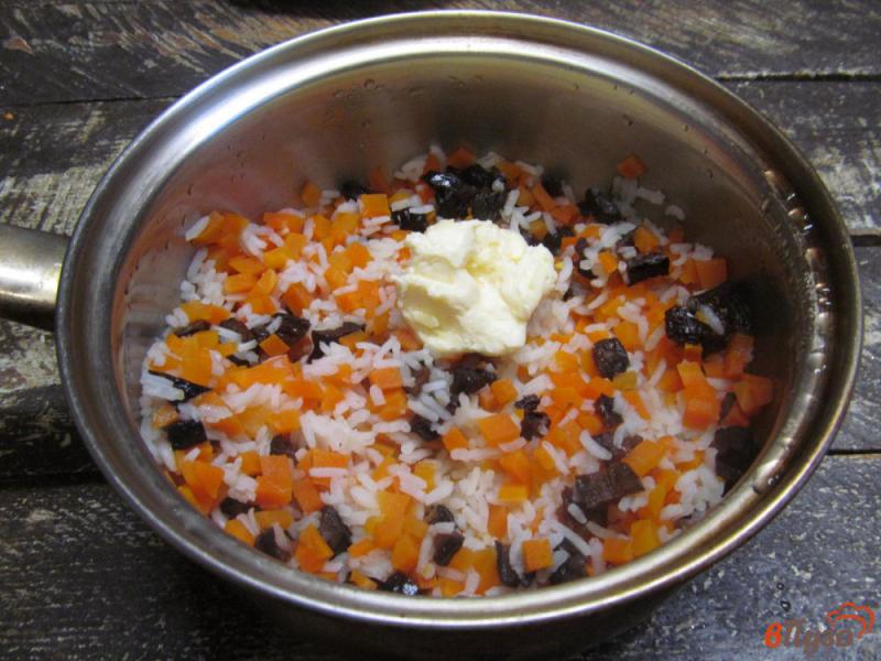 Фото приготовление рецепта: Тушеная морковь с рисом и черносливом шаг №8