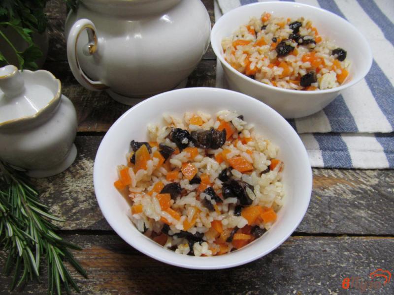 Фото приготовление рецепта: Тушеная морковь с рисом и черносливом шаг №9
