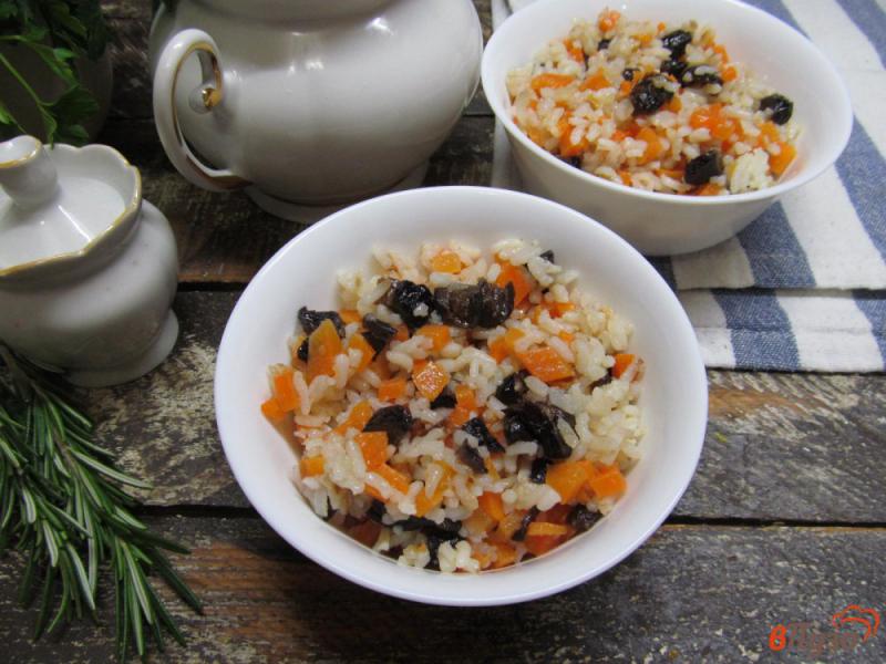 Фото приготовление рецепта: Тушеная морковь с рисом и черносливом шаг №10