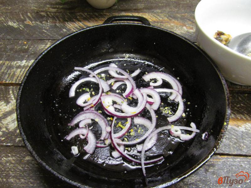 Фото приготовление рецепта: Салат с шампиньоном яйцом и сыром бри шаг №2