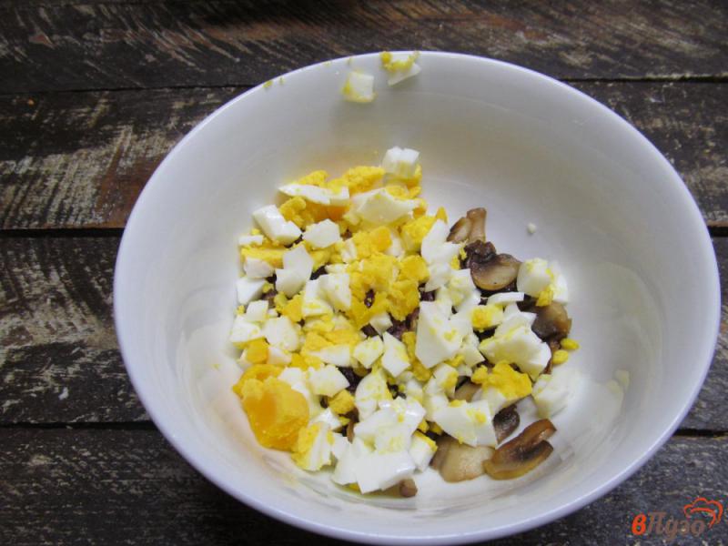 Фото приготовление рецепта: Салат с шампиньоном яйцом и сыром бри шаг №4