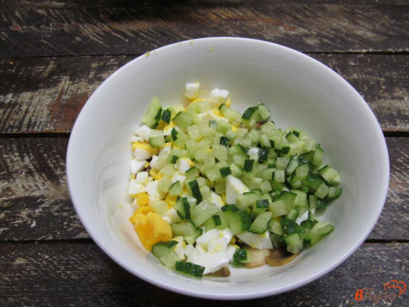 Фото приготовление рецепта: Салат с шампиньоном яйцом и сыром бри шаг №5