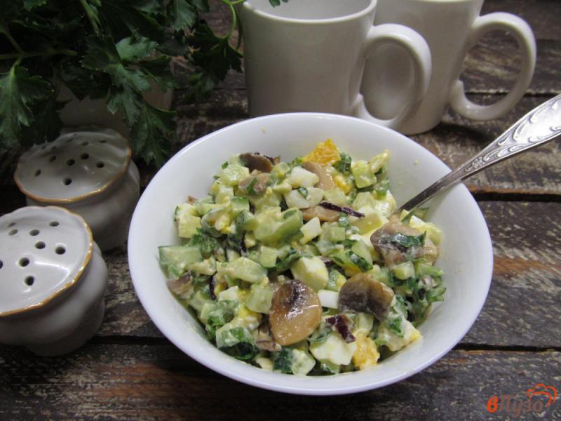 Фото приготовление рецепта: Салат с шампиньоном яйцом и сыром бри шаг №8