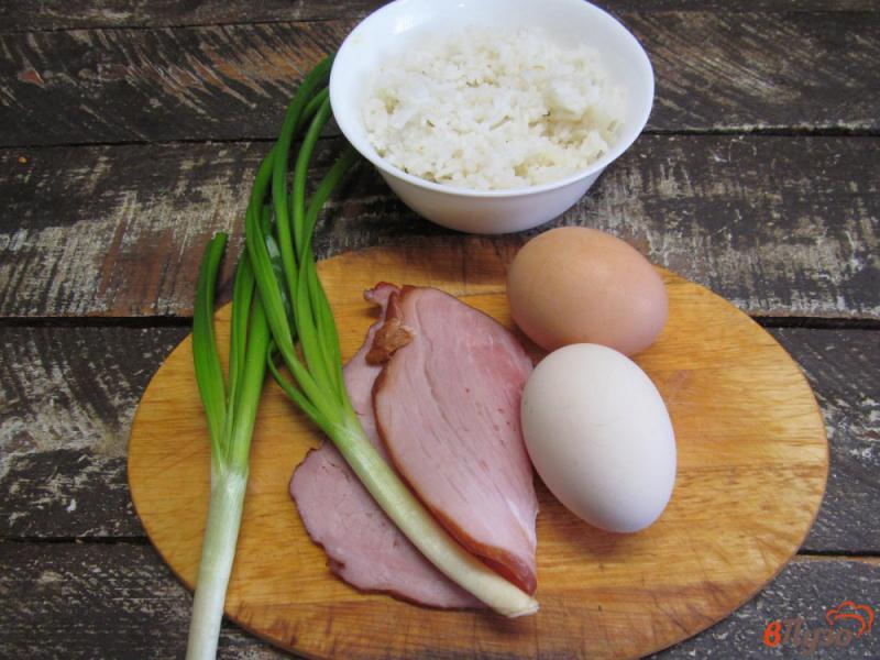Фото приготовление рецепта: Жареный рис с бужениной и яйцом шаг №3