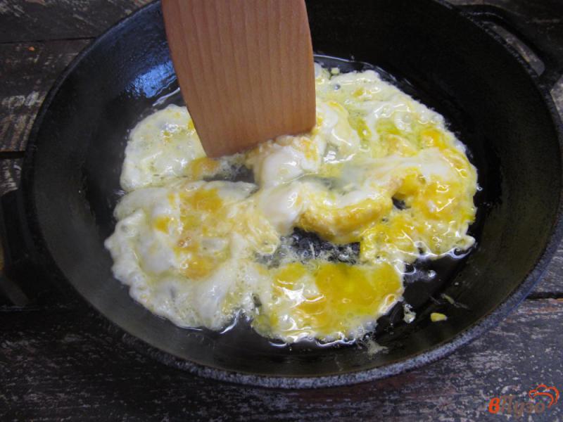 Фото приготовление рецепта: Жареный рис с бужениной и яйцом шаг №6