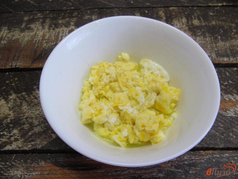 Фото приготовление рецепта: Жареный рис с бужениной и яйцом шаг №7