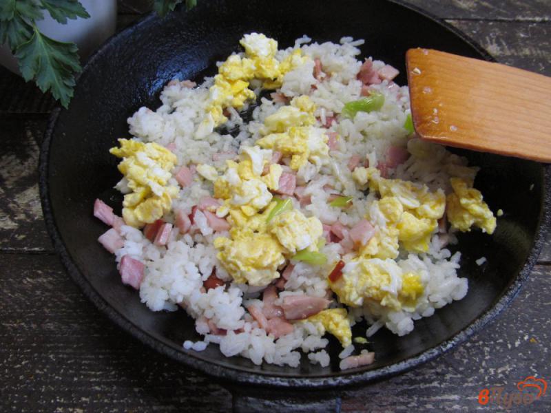 Фото приготовление рецепта: Жареный рис с бужениной и яйцом шаг №10