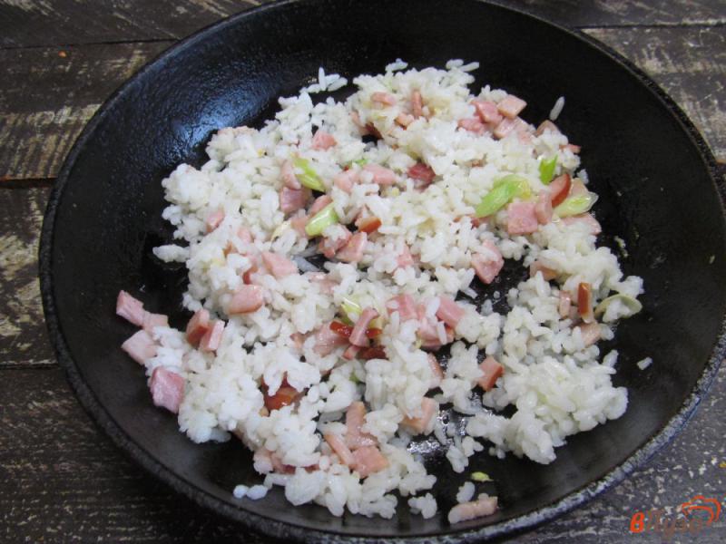 Фото приготовление рецепта: Жареный рис с бужениной и яйцом шаг №9