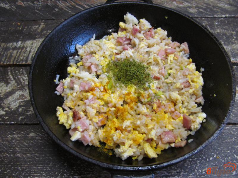Фото приготовление рецепта: Жареный рис с бужениной и яйцом шаг №12