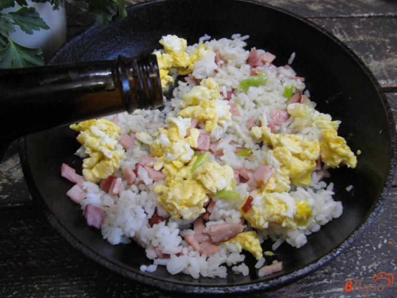 Фото приготовление рецепта: Жареный рис с бужениной и яйцом шаг №11