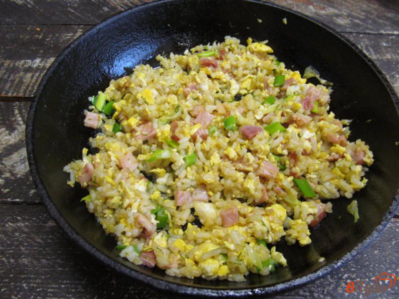 Фото приготовление рецепта: Жареный рис с бужениной и яйцом шаг №13
