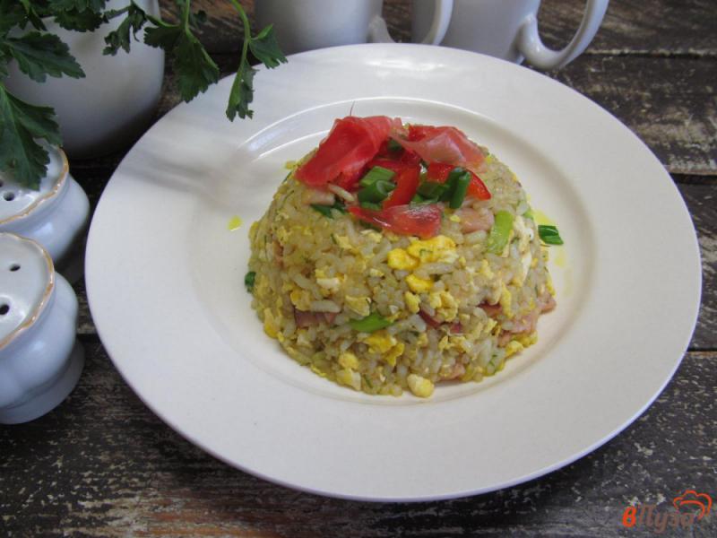 Фото приготовление рецепта: Жареный рис с бужениной и яйцом шаг №15