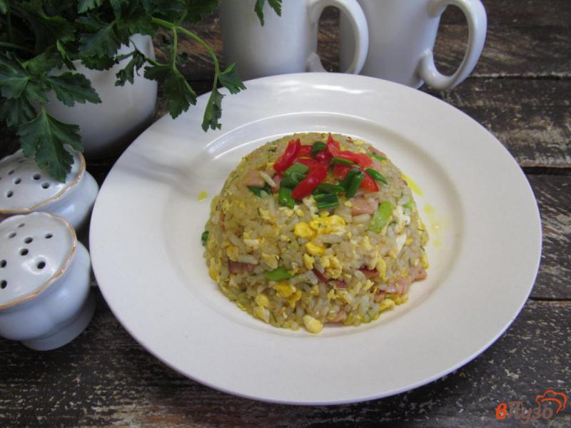Фото приготовление рецепта: Жареный рис с бужениной и яйцом шаг №16