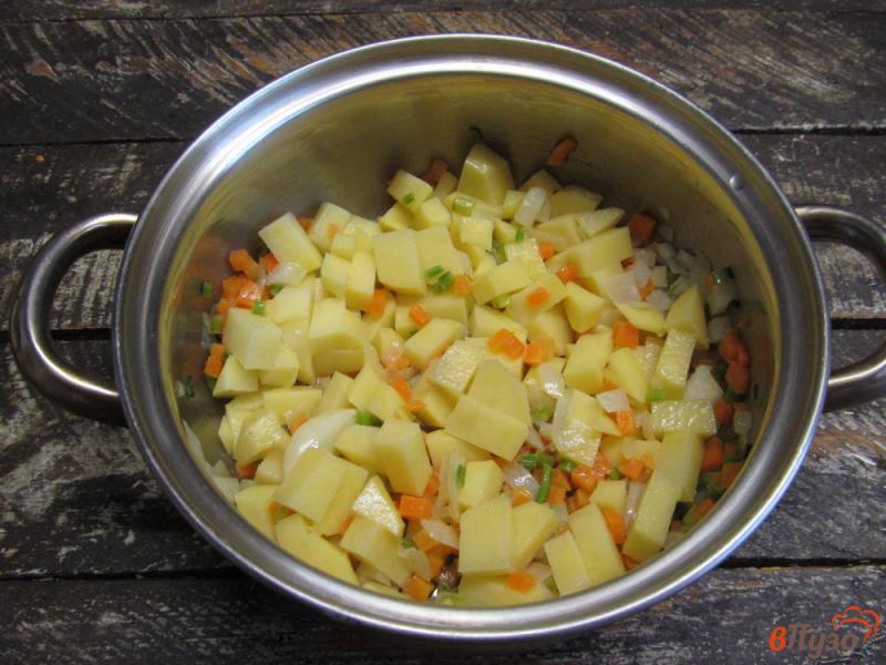 Фото приготовление рецепта: Картофельный суп с яичной лапшой шаг №2